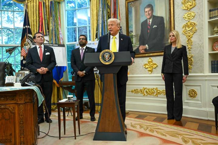 Donald Trump dice que considera atacar en tierra a cárteles de Venezuela tras golpes en altamar contra narcolanchas