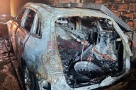 Al menos cinco autos se vieron afectados por incendio en un taller: un Audi quedó totalmente destruido