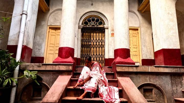 Reimagining Bengal’s Laal Paar Saree For Durga Puja: A Blend Of Tradition And Sustainability