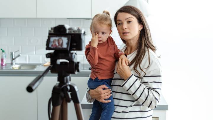 El Ministerio de Juventud quiere regular el «sharenting», la práctica de compartir fotos de los hijos en las redes sociales