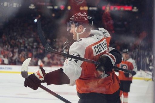Sean Couturier's 4-point night lifts Flyers over Panthers in emotional home opener