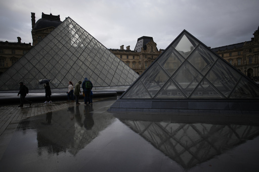 Ex-thief says he warned Louvre of security weaknesses around crown jewels