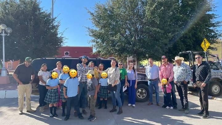 Entregó Gobierno de Balleza camioneta Suburban para transporte escolar en La Magdalena