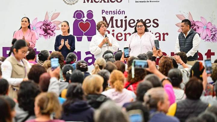 Mujeres de Chicoloapan recibieron tarjetas de Pensión Bienestar