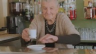 Anna, la camarera más longeva del mundo: tiene 101 años y sigue trabajando