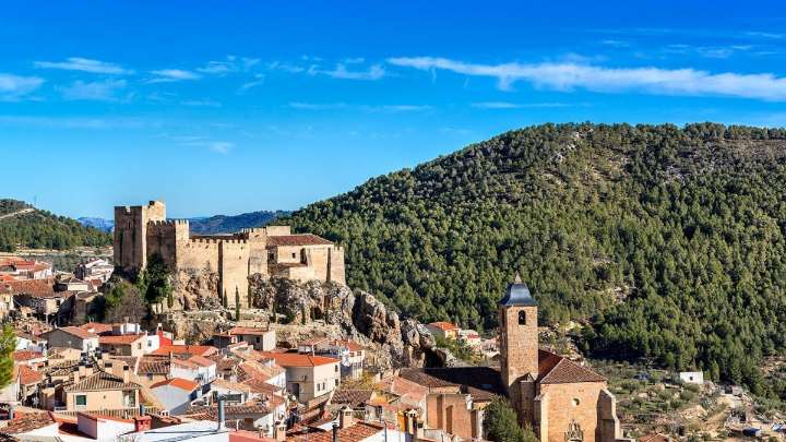 El pueblo-fortaleza de Albacete «más bonito de este otoño», según National Geographic