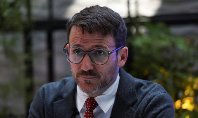 “Error de cálculo” en tarifas eléctricas  hace saltar del cargo a Diego Pardow
