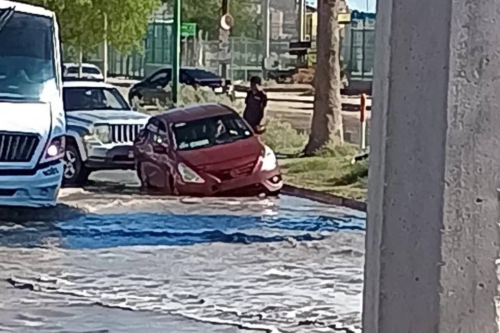 Autos quedan hundidos en un megacharco de Parajes del Sur