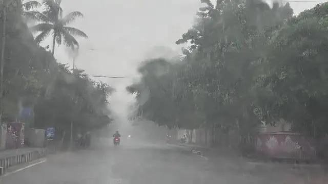 Depression To Move Away From Odisha & Weaken By Tomorrow; Heavy Rain For 2 More Days