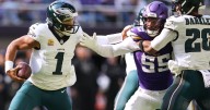 Hurts throws for 326 yards and 3 TDs as Eagles win over Vikings