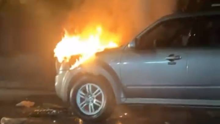 Camioneta se incendia en colonia Cerro de la Cruz de Torreón; conductora sufrió crisis nerviosa