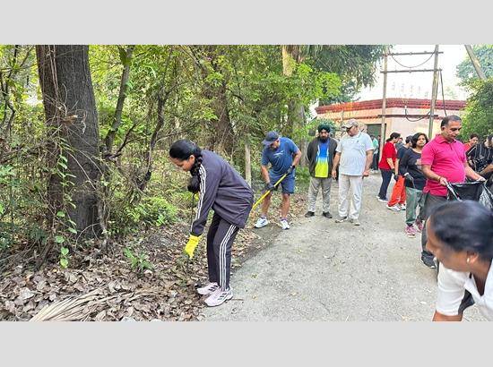 DC leads by example in “Mera Patiala Main Hi Sawaara” drive Photo Source: Babushahi Bureau [ FULL VIEW ]