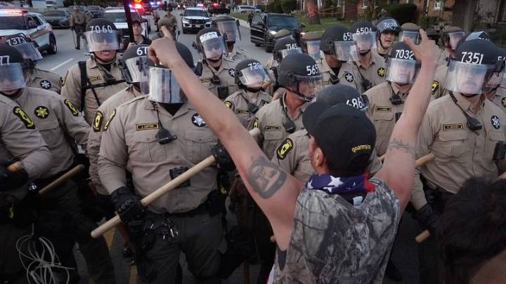 Manifestantes se enfrentan a la policía frente a las instalaciones del ICE en Broadview, Illinois