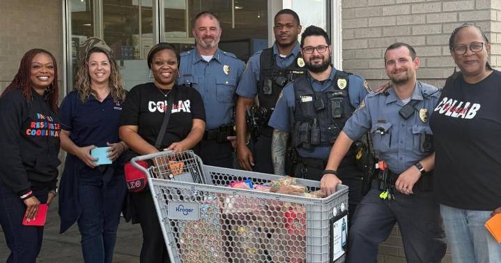 Carbondale officers join food drive to fight child hunger