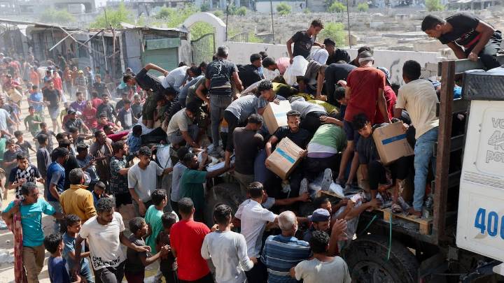La población gazatí celebra la entrada de ayuda humanitaria en Gaza
