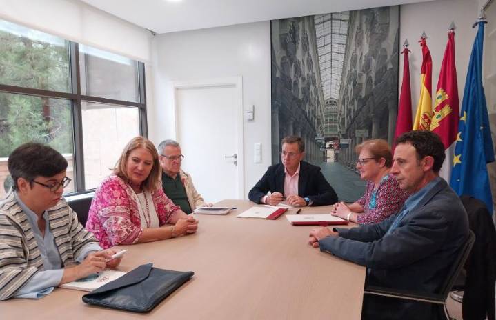 Manuel Serrano ha firmado el convenio con Cáritas por el que el Ayuntamiento aporta 110.000 euros “a una gran labor social, callada y eficiente” El alcalde y la directora de Cáritas-Albacete, Rosa Gar