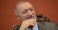 Pérez-Reverte se pronuncia en la polémica por el asalto del «paniaguado director del Cervantes» a la RAE