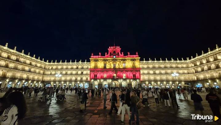 Rojo y amarillo visten y brillan en la fachada de la Plaza Mayor de Salamanca