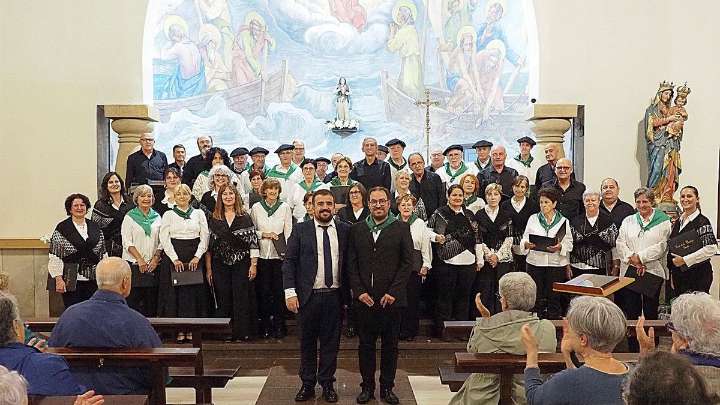 El Coro de la Bodega de Candás actúa en el País Vasco ante un oyente muy especial