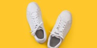 Usa esta poderosa mezcla para lavar los tenis blancos sin causarles manchas amarillentas