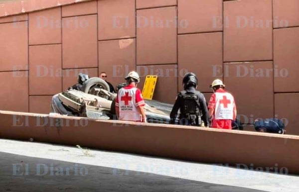 Cae automóvil de puente en el Periférico de la Juventud