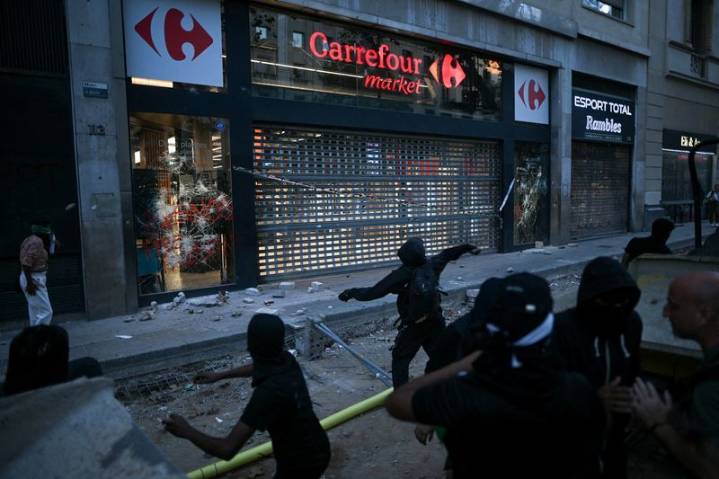 Eight arrested, 20 police hurt in clashes at Spanish Palestine march