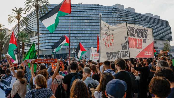 Un millar de personas protesta ante al Roig Arena de València contra Israel