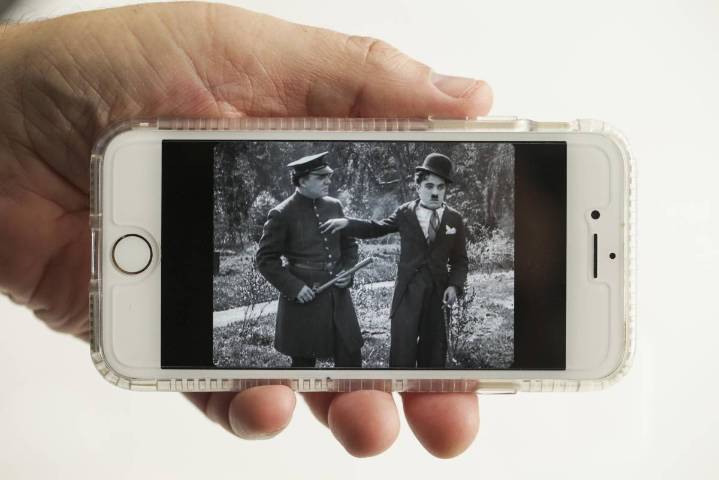 ¿De verdad es tan malo ver una película en el teléfono?