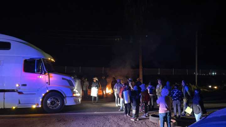 Bloquean Carretera Transpeninsular en Camalú, San Quintín, por Falta de Agua y Electricidad