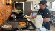 Con arepas y cachapas, migrante venezolana conquista paladares en la frontera con EEUU