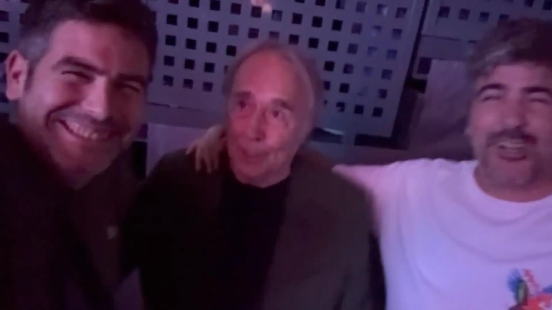 Serrat y Estopa disfrutan cantando de público en un concierto: "Viendo al maestro"