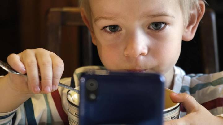 Uno de cada tres niños usa el móvil en los restaurantes de comida rápida, ¿qué consecuencias tiene?: “Afecta a directamente a la alimentación y la salud”
