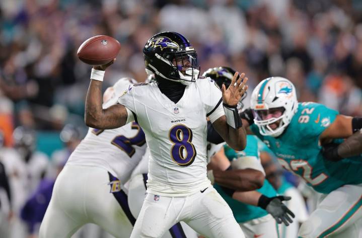 Deadspin | Lamar Jackson throws for 4 TDs in return as Ravens rout Dolphins