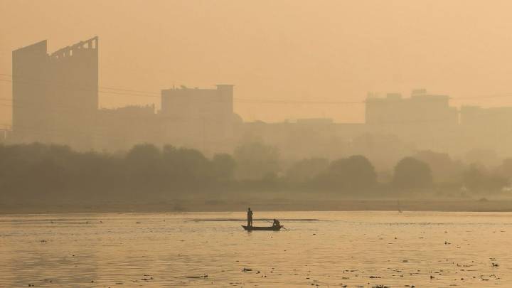 Air quality remains 'poor' in Delhi, minimum temperature dips