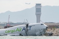 Avión de carga derrapa y choca con patrulla en Hong Kong; se reportan dos muertos