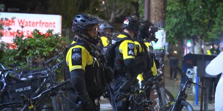 Latest updates: 2 arrested after Portland police increase presence outside ICE facility