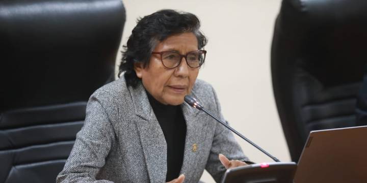 Congresistas critican a Lucinda Vásquez por usar a su asesor para cortarle las uñas: “es muy repudiable lo que ha hecho”