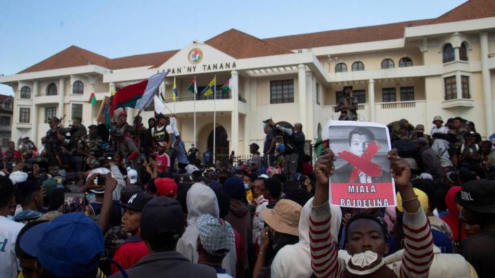 Madagascar arde en protestas: presidente huye y Ejército toma el poder