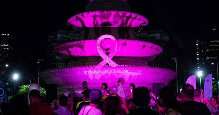 Desfilan con 'bodypaint' en Guadalajara sobrevivientes de cáncer de mama