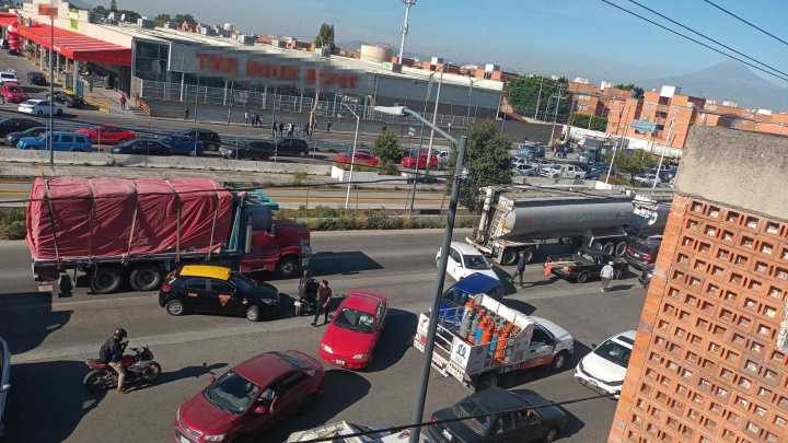 Caos en Periférico de Puebla: Hay Cierre Total por Bloqueo de Tractocamiones en Ambos Sentidos