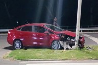 Conductora chocó contra una columna en la Ruta 1