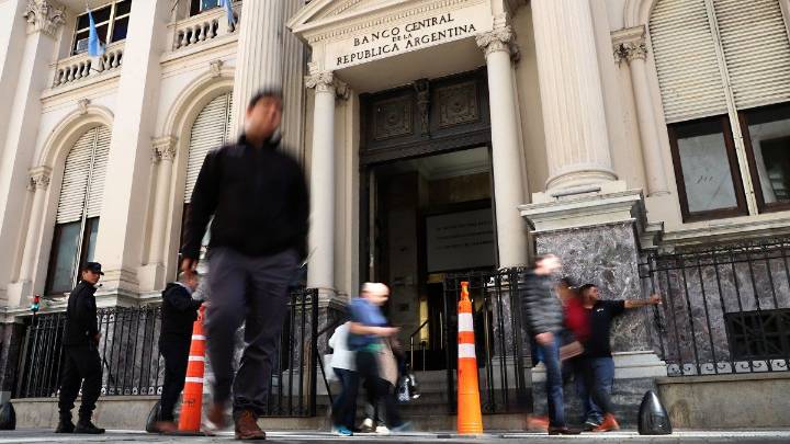 Descontrol de tasas: el costo del descubierto para empresas voló al 190%, un récord en al menos 17 años