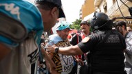 Otra represión y un jubilado fracturado