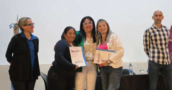 La Muni de Cafayate le entregó a 64 familias las escrituras de sus viviendas