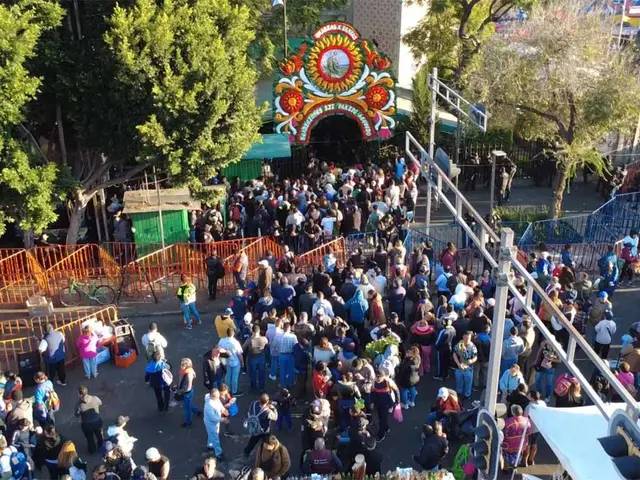 San Judas Tadeo reúne a miles de fieles en el templo de San Hipólito CDMX