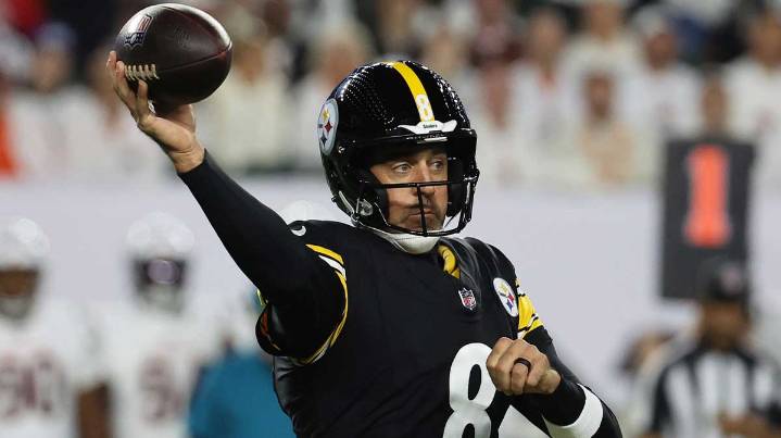 Steelers’ Aaron Rodgers passes Ben Roethlisberger on all