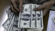 Euforia en los mercados: se desplomó el dólar y el riesgo país cayó casi 400 puntos El dólar oficial, el mayorista y el blue bajaron tras el triunfo electoral del Gobierno en las legislativas. Subiero