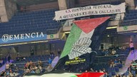 Los radicales de Estudiantes tapan un fondo con banderas de Palestina tras la paz alcanzada por Trump