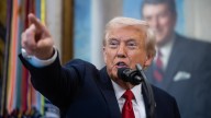 Donald Trump responde a los manifestantes con un video generado por IA en el que les bombardea con excrementos