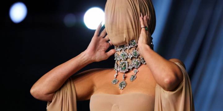 Kim Kardashian lució un extraño look y generó todo tipo de reacciones en redes sociales